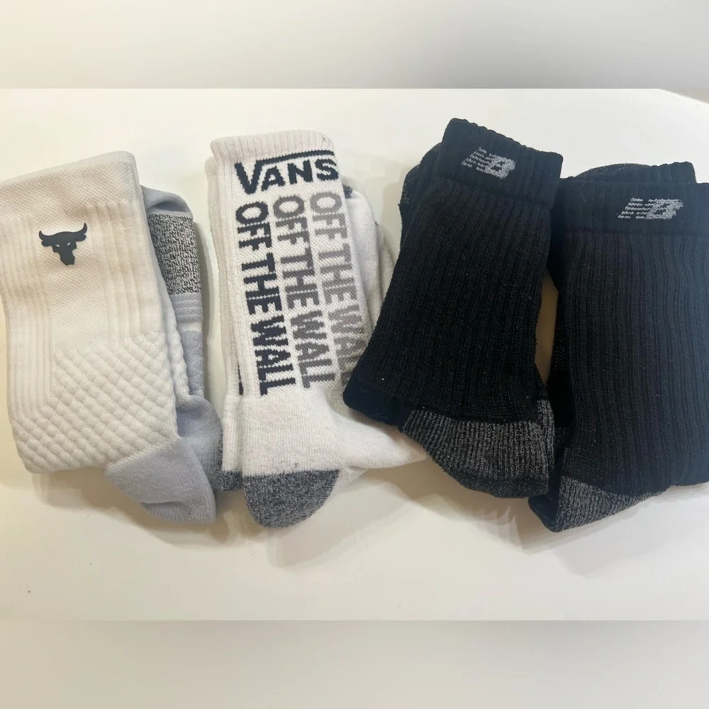 SOCKS - MENS CREW STYLE SOCKS - VARIETY OF 4 PAIRS.   NEW /LIKE NEW  SIZE 8.5-13